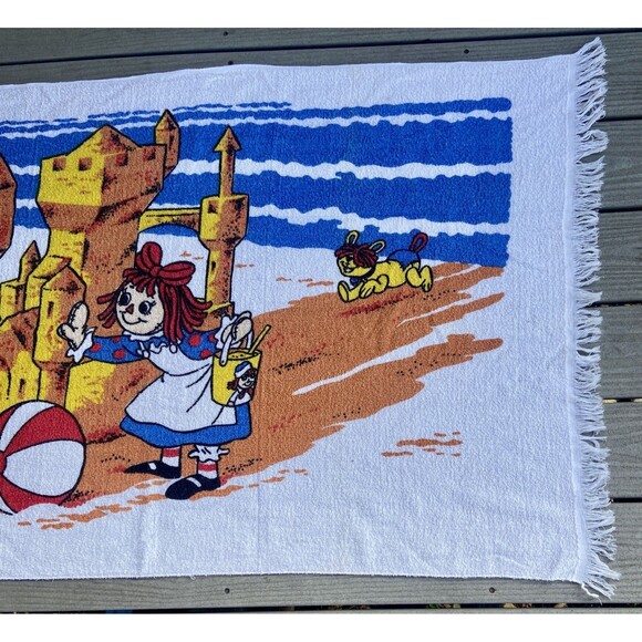 VTG 1980 Raggedy Ann & Andy Beach Towel Sandcastle Scene Fringe Bobbs Merrill - Picture 5 of 16